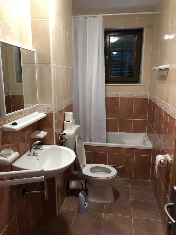 Apartmani Petrija Prčanj Esterno foto