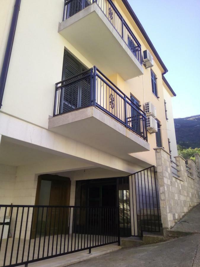 Apartmani Petrija Prčanj Esterno foto